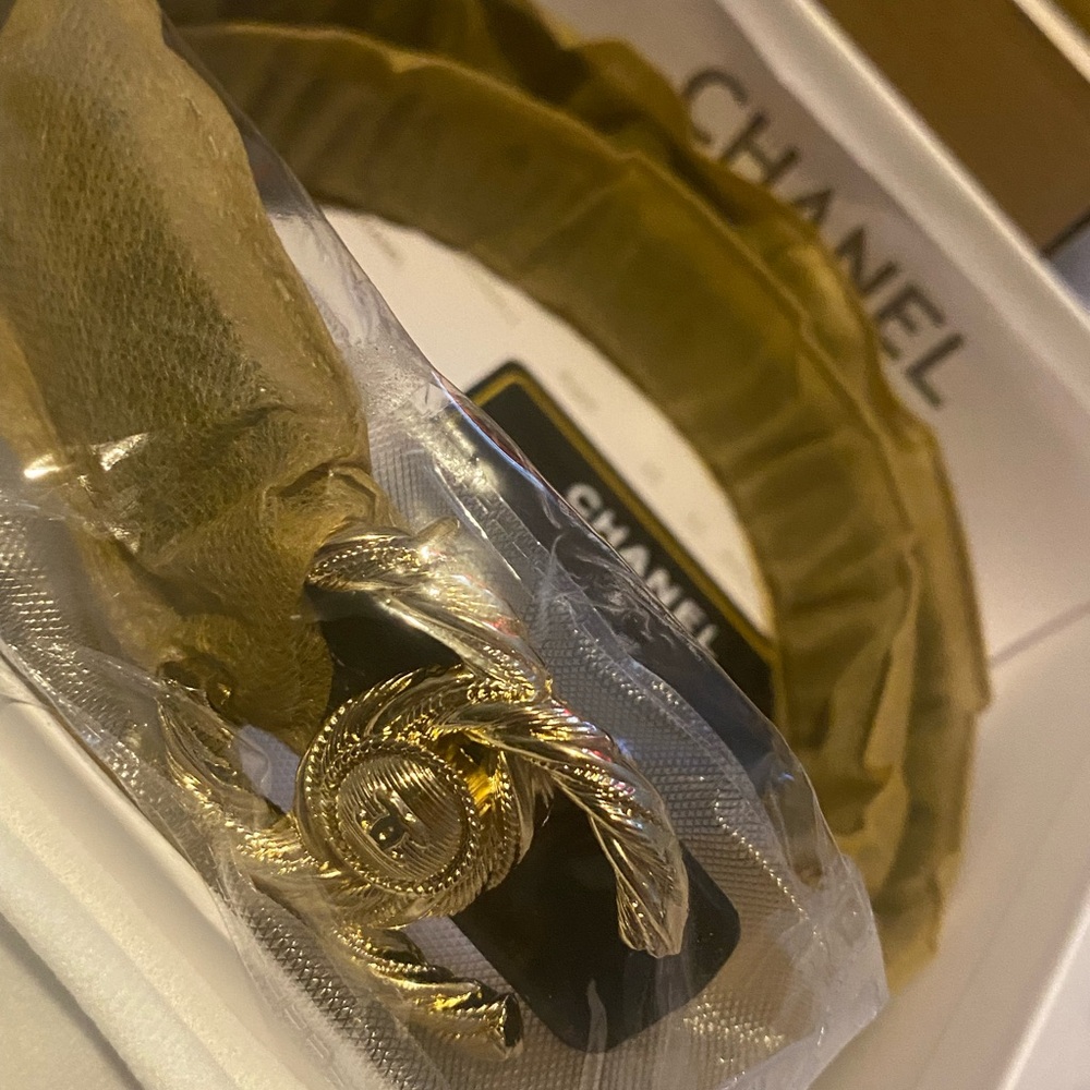 CHANEL Black Leather Belt Gold CHANEL Logo Buckle - Picture 9 of 12